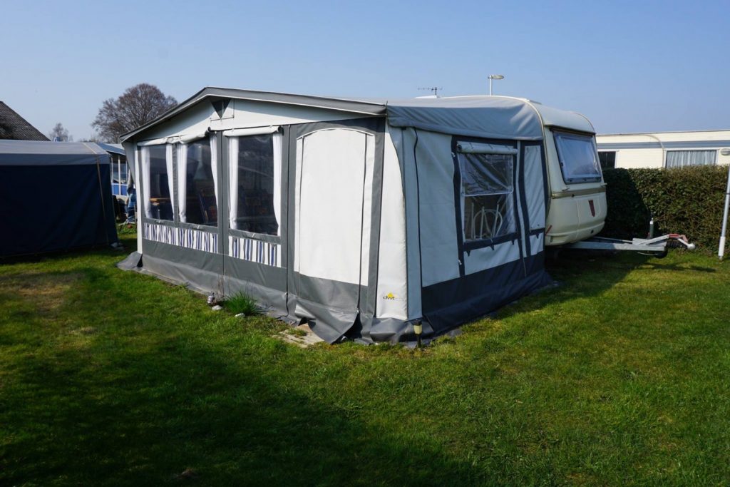 Campingvogn på pladsen